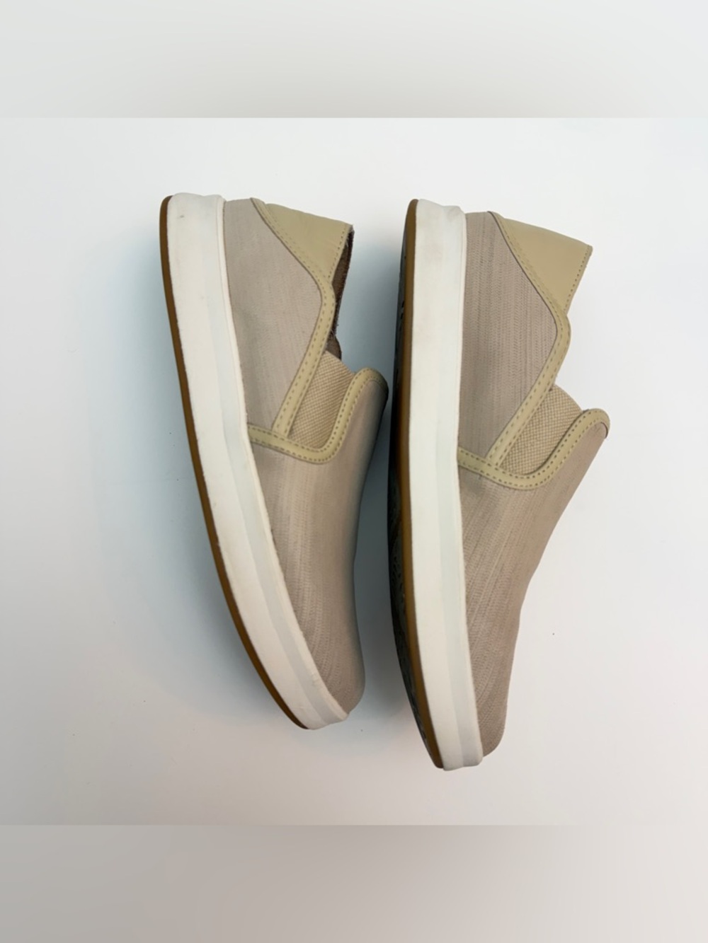 OluKai Ki‘ihele ‘Ili Slip On Sneaker, Size 9 - Picture 3 of 7